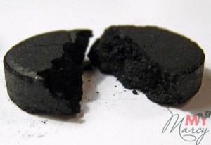 Активированный уголь может окрасить кал в черный цвет