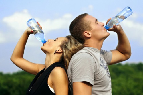 Врачи рекомендуют выпивать не менее двух литров в день (фото: i.imgur.com)