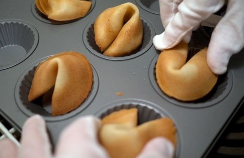 Уложите готовое печенье в формочку, чтобы оно не потеряло форму (фото: womanadvice.ru)