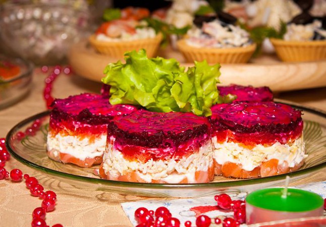 Сельдь под шубой – это традиционный салат на Новый год (фото: alexandra-dodina.ru)