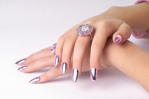 Модный тренд – стальной цвет, который отлично гармонирует с металлическими аксессуарами (фото: www.dreampics.ru)