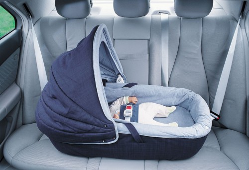 Съемная люлька позволит не будить малыша после прогулок и при поездках в автомобиле (фото: bb-travel.ru)