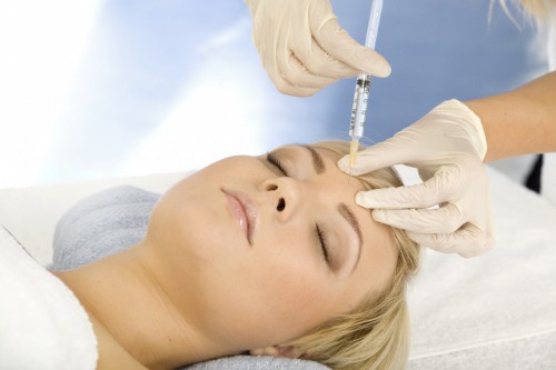 Во время мезотерапии инъекцию вводят в кожу головы (фото: kpoha.org.ru)