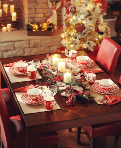Еще один вариант на четверых гостей. Стилизация рождественского венка, свечи и красный сервиз – центральные украшения (фото: kirklands.com)