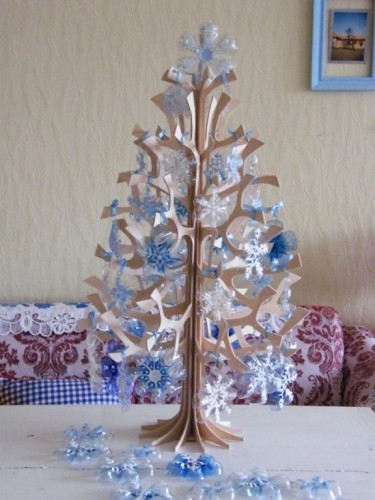 Оригинально выглядит ёлка с украшениями в едином стиле, в данном случае — снежинки из пластиковых бутылок (фото: pinme.ru)