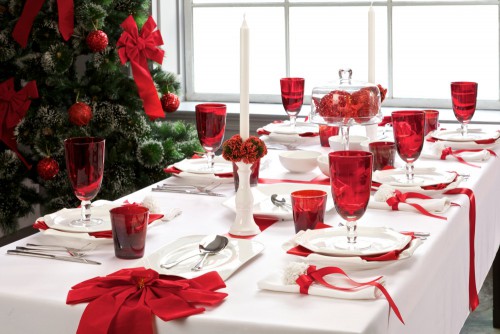 Традиционный белый цвет в сервировке стола разбавят красные детали (фото: likeforyou.likeforyou.ru)