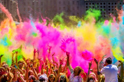 В конце марта в Индии проходит праздник красок Холи (фото: avivas.ru)