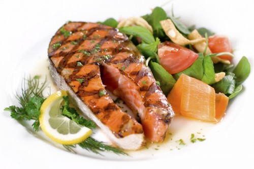 Здоровое питание и рыба помогут одолеть коварные симптомы (фото: fitterzone.com)