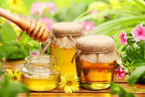 Мёд обладает целебными свойствами и способствует сжиганию жиров (фото: povoda.net)