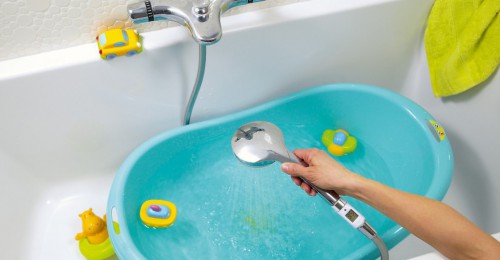 Перед тем, как набрать воду, вымойте ванночку (фото: mytoysgroup.scene7.com)