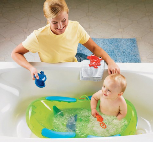 Ванночка должна быть безопасной и удобной для ребенка и мамы (фото: densuoichobe.com)