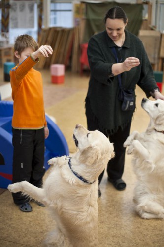 Собакотерапия помогает детям побороть недуг (фото: russkiymir.ru)