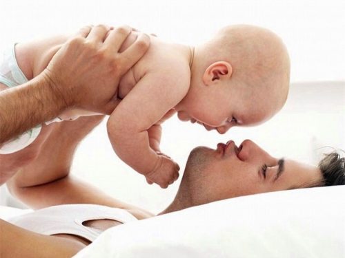 Папа может справляться с ребенком не хуже мамы (фото: bebysite.ru)
