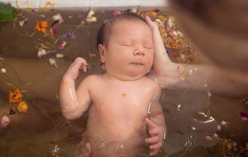 Ванны с травами устраняют воспаление на коже ребёнка (фото: infogipertoniya.ru)