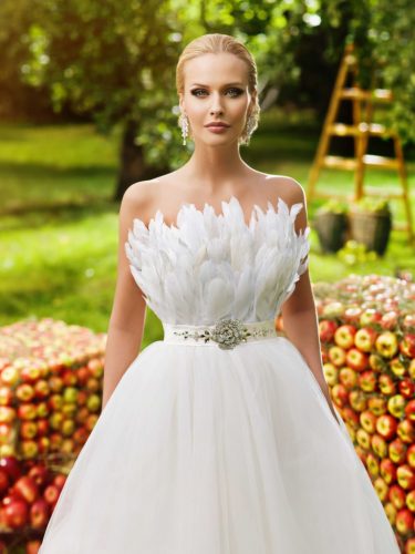 В моде свадебные платья с отделкой из перьев (фото: health-fitnes.ru)
