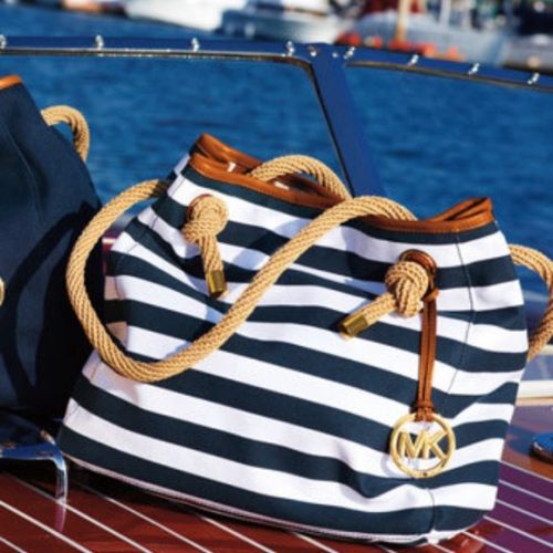 Легкая пляжная сумка из последней коллекции Michael Kors обойдется модницам в 7000-8000 рублей (фото: www.poshmark.com).