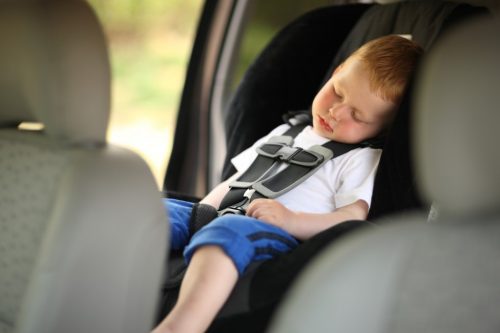 Нельзя оставлять ребенка в машине одного (фото: april-knows.ru)