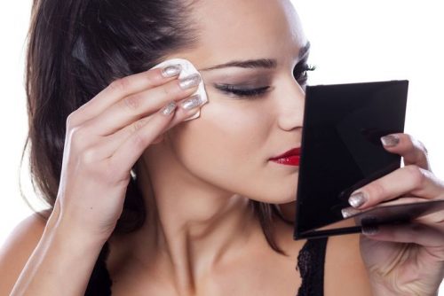 Не растягивайте кожу, удаляя косметику с лица (фото: novate.ru)