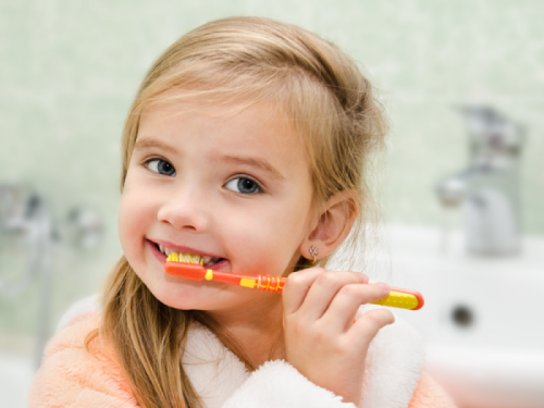 Регулярная чистка зубов уменьшает шанс появления пятен молочного цвета (фото: www.2mm.ru)