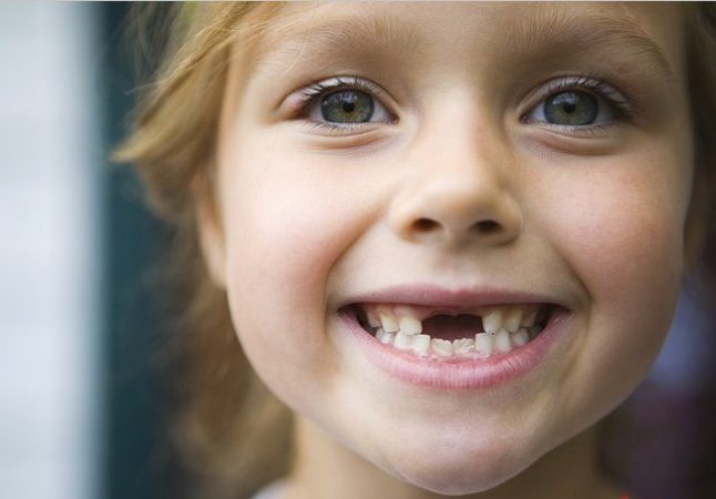 Прорезывание зубов – это один из показателей правильного физического развития малыша (фото: www.promedicinu.ru)