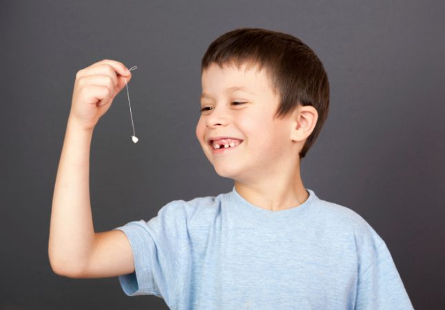 Вырвать молочный зуб – не такая уж страшная задача (фото: www.okrohe.ru)