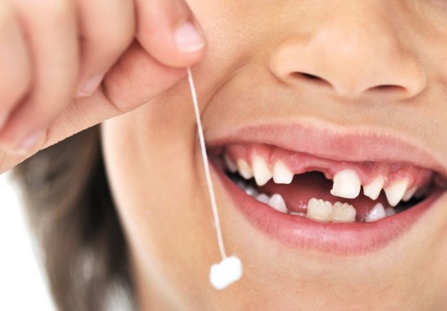Вытащить молочный зуб ребенок может и самостоятельно (фото: www.baby-journal.eu)