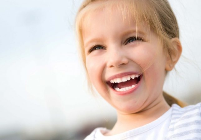 В определенном возрасте у ребенка молочные зубы меняются на постоянные (фото: adrianofaustino.com)