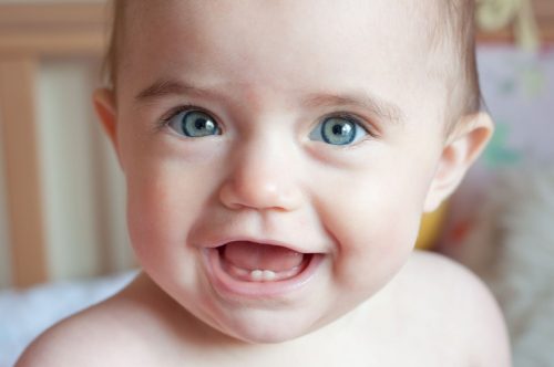 Рост молочных зубов является обязательным физиологическим процессом в первые годы жизни ребенка (фото: newkidscenter.com)