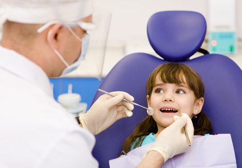 Если у ребенка повредился передний зуб, срочно обратитесь за помощью к врачу (фото: childdevelopmentinfo.com)