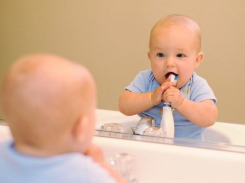 Приучать к чистке зубов необходимо с младенчества (фото: o-krohe.ru)