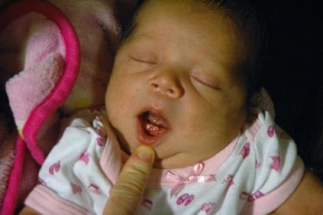 Родители рассматривают первые зубы ребенка (фото: www.media.everestclinic.com)