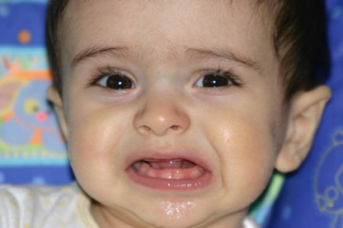 Когда временные зубы прорезываются, ребенок капризный и нервный (фото: www.static.annahar.com)