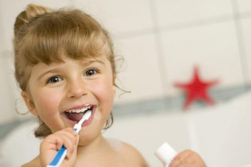 Родители должны заинтересовать ребенка к чистке зубов (фото: www.vseodetyah.com)
