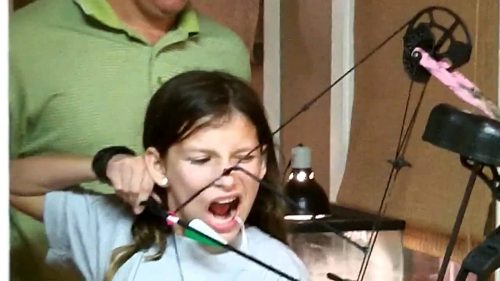 Демонстрация одного из запрещенных методов – девочка вырывает зуб при помощи лука и стрелы (фото: www.i.ytimg.com)