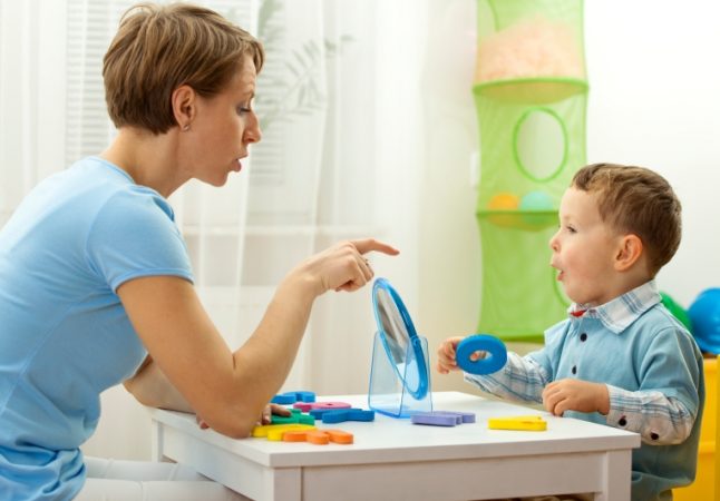 Определить уровень речевого развития детей раннего возраста помогут занятия со специалистом (фото: cleftsmile.org)