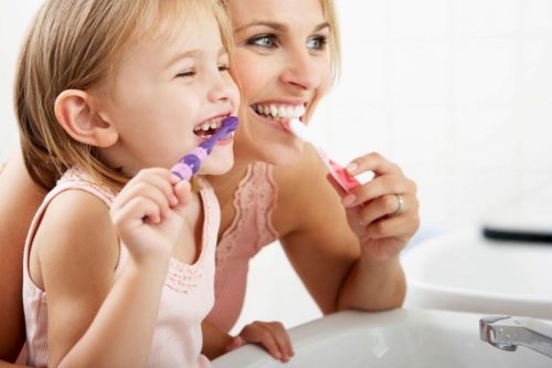 Показывайте, как чистить зубы на своем примере (фото: defactodentists.com)
