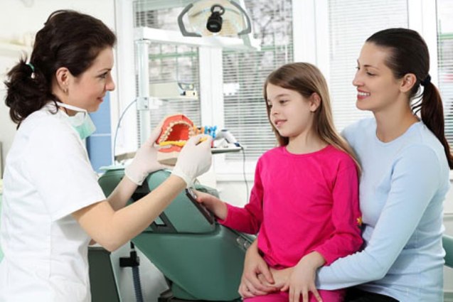 Стоматолог объясняет родителям и ребенку, зачем необходимо удалять нерв (фото: www.vseodetyah.com)