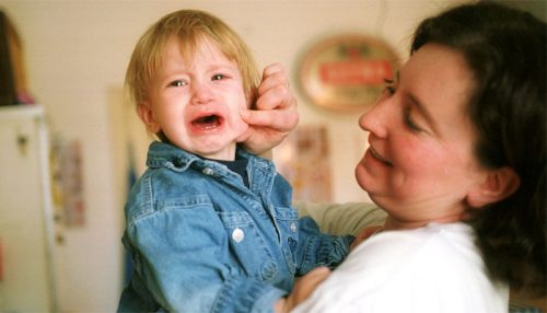 Появление болевых ощущений – главный симптом заболевания зубов (фото: wwwi.u-mama.ru)
