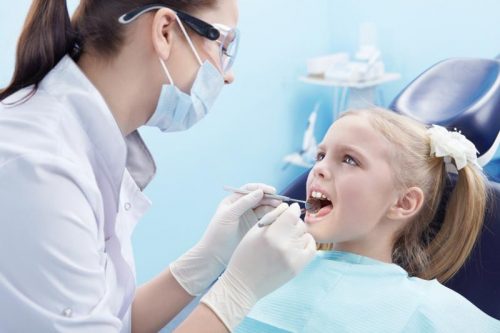 Осмотр дантистом перед началом манипуляции (фото: www.clinica-hippocrat.ua)