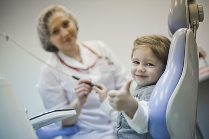 Чем уравновешенней родители, тем лучше ребенок ведет себя на приеме у дантиста (фото: www.asclinica.ru)