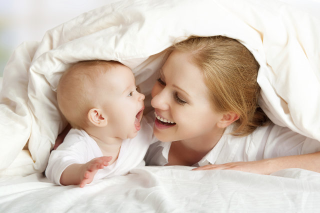 Развитие речи у ребенка начинается с первых дней его жизни (фото: huffingtonpost.co.uk)