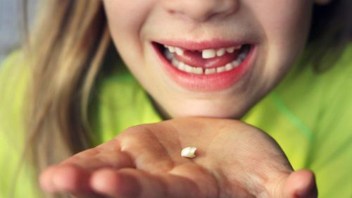 Выпадение первого молочного зуба вызывает у детей либо шок, либо удивление (фото: reference.com)