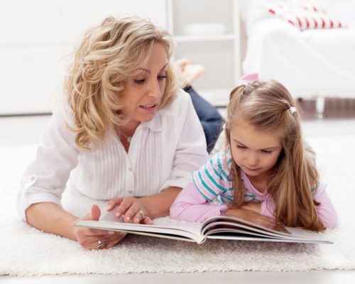 Совместное чтение и обсуждение книжек помогает расширить словарный запас ребенка (фото: rio.ua)
