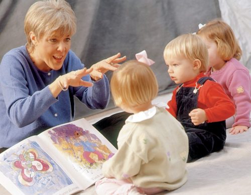 Чтение народных сказок - прекрасный способ речевого развития детей (фото: f-family.ru)